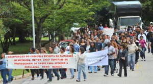 Manifestantes deslocam-se no interior do campus do Butantã, entre o Hospital Universitário e a Reitoria: protesto reuniu funcionários, estudantes e moradores da região