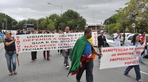 Manifestantes deslocam-se no interior do campus do Butantã, entre o Hospital Universitário e a Reitoria: protesto reuniu funcionários, estudantes e moradores da região