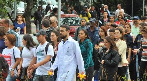 Manifestantes deslocam-se no interior do campus do Butantã, entre o Hospital Universitário e a Reitoria: protesto reuniu funcionários, estudantes e moradores da região