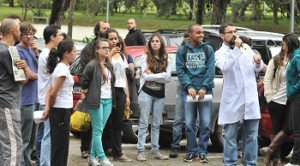 Manifestantes deslocam-se no interior do campus do Butantã, entre o Hospital Universitário e a Reitoria: protesto reuniu funcionários, estudantes e moradores da região