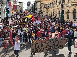 Em São Carlos (SP), manifestantes lotam rua do centro (foto: Ana Marin/G1)